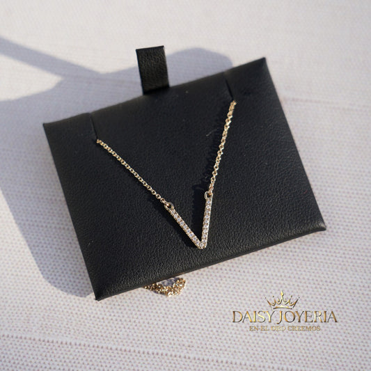 Collar con colgante con inicial V, diamante de 0,07 quilates, 14 k