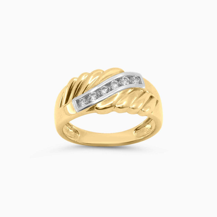 Anillo de Hombre 10K con Diseño Trenzado y Barra de Piedras Claras Daisy Joyeria