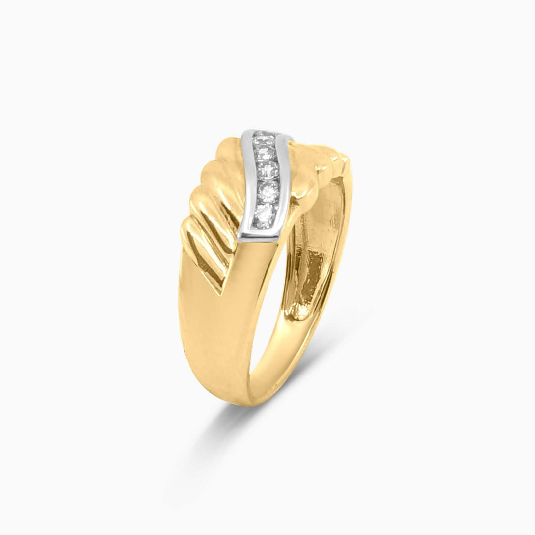 Anillo de Hombre 10K con Diseño Trenzado y Barra de Piedras Claras Daisy Joyeria