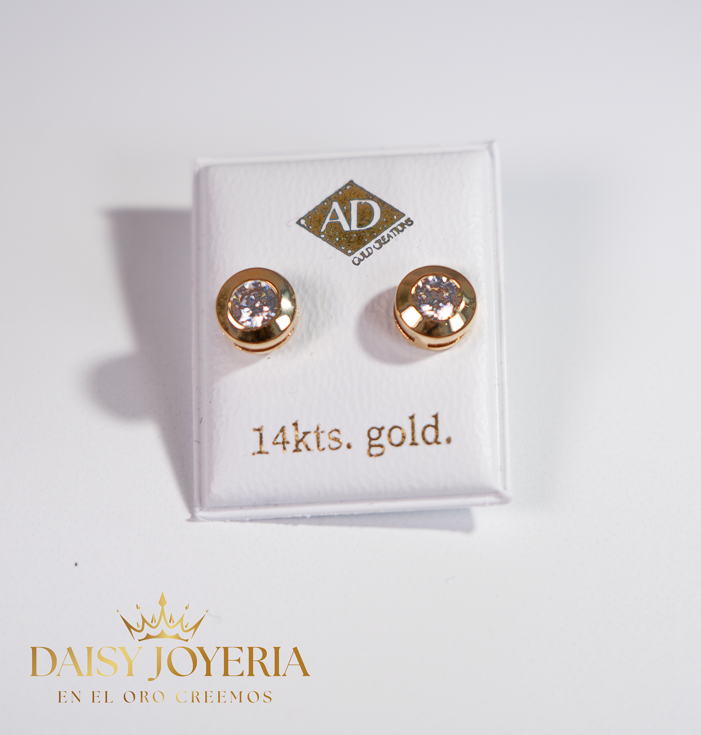 Pequeño arete con piedra 14k